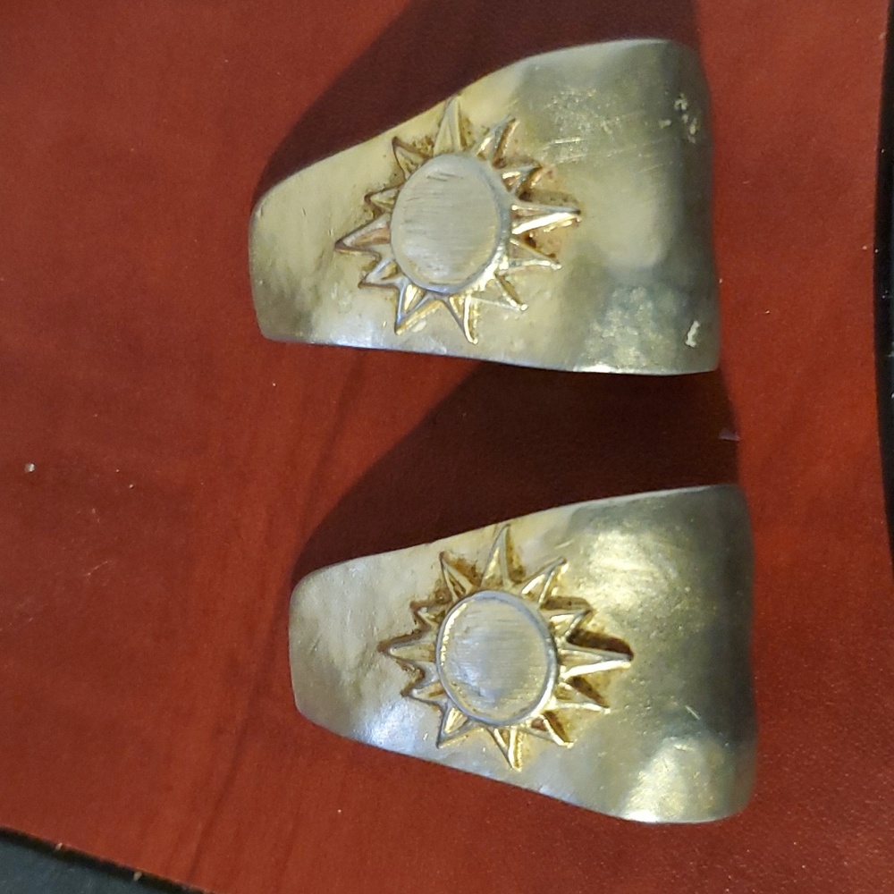 Vintage LES BERNARD-Vc Matte Gold Hammered 80s Clip Earrings Modernist Signed